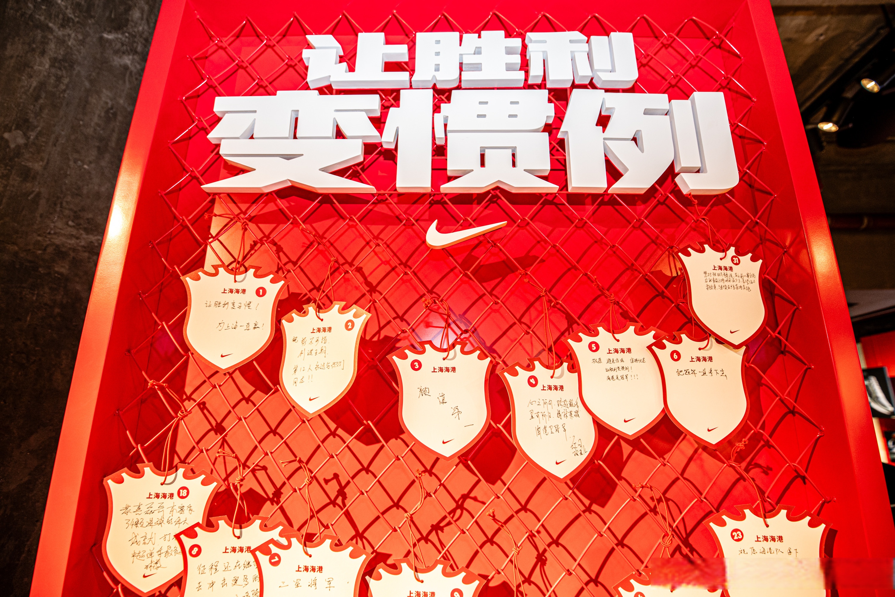 米乐体育官网-包含球场上拼尽全力，彰显国际体育精神的词条