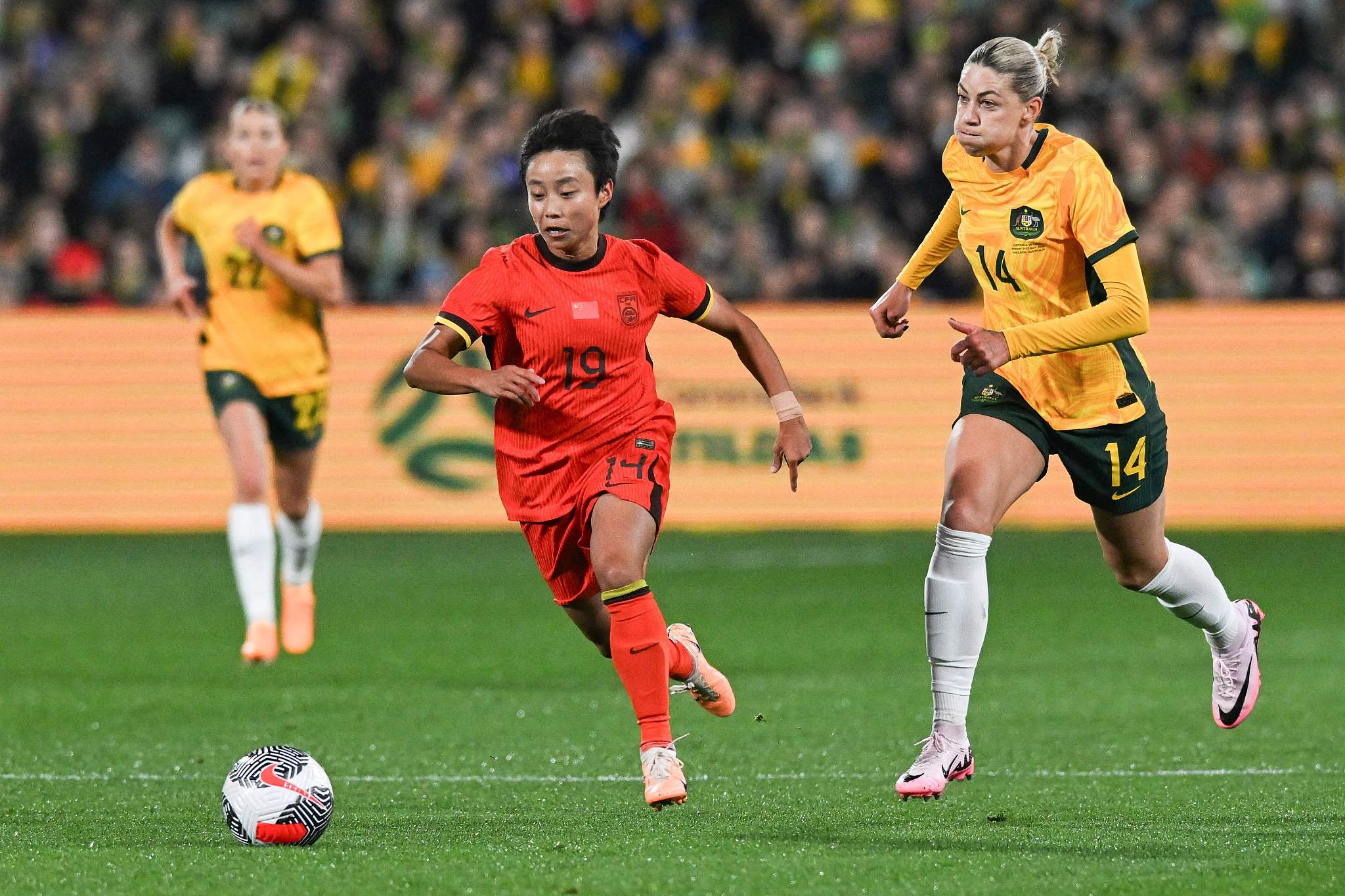 米乐体育在线-关于国际女足赛场热情高涨，球迷狂热支持的信息