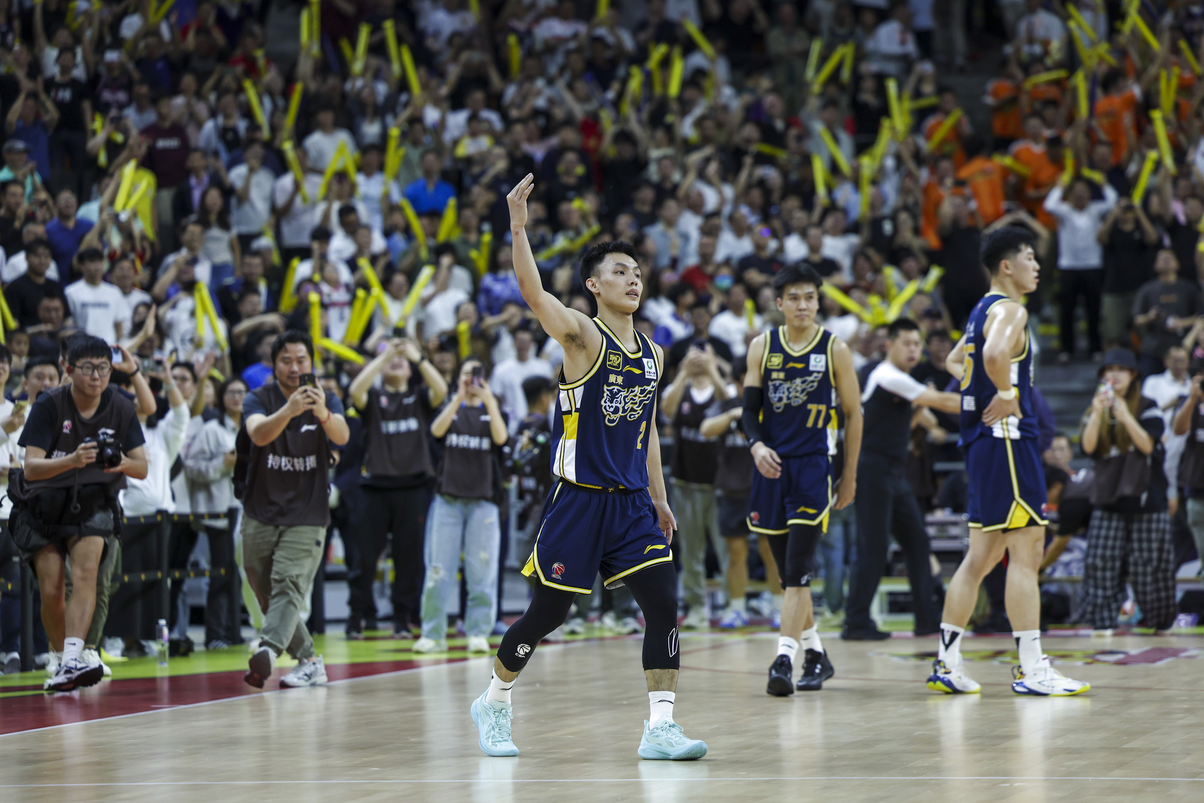 米乐体育在线-男子篮球看点频出，精彩对抗战连连上演的简单介绍